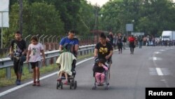 Migrantes en la caravana que cruza México toman medidas extremas para ser escuchados por autoridades