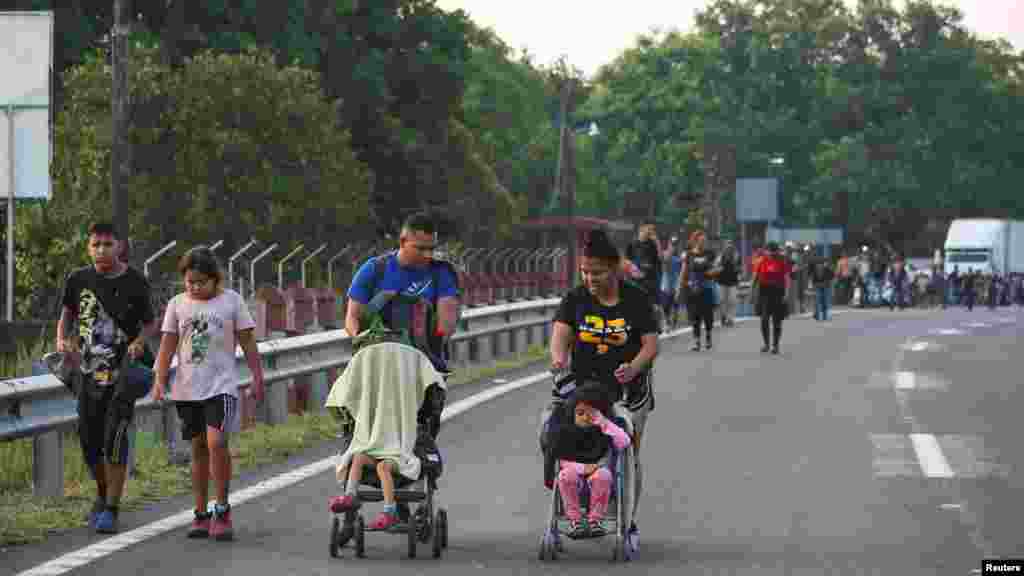 Migrantes continúan su viaje en una caravana rumbo a Ciudad de México para agilizar sus solicitudes de asilo en EEUU, en Huixtla, Chiapas.