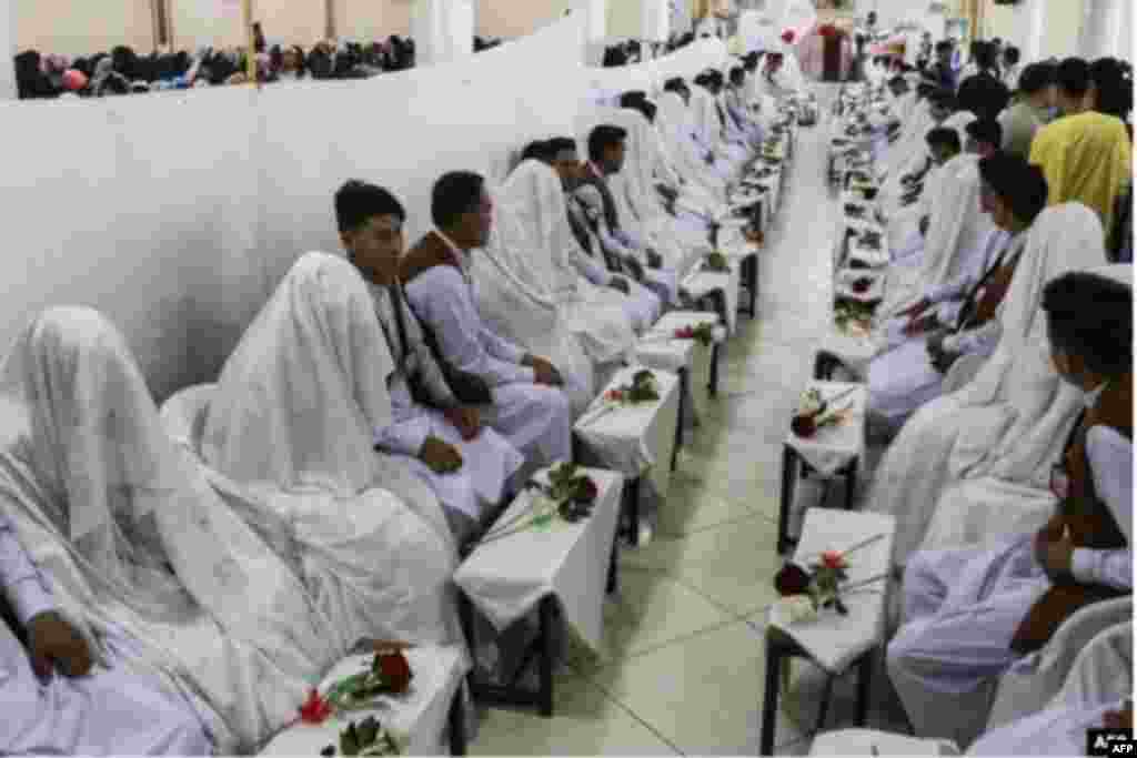 پنجاه زوج جوان روز دوشنبه ۲۵ دسمبر (چهارم جدی) مراسم عروسی دسته&zwnj;جمعی شان را در شهر کابل برگزار کردند.