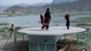 Sejumlah anak-anak tampak bermain trampolin di dekat Danau Shuhada di Kabul, Afghanistan, pada 2 Mei 2023. (Foto: AFP/Wakil Kohsar)