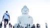 FILE - Wisatawan mengunjungi patung Big Buddha di Phuket, Thailand 3 Juli 2023. (REUTERS/Jorge SIlva)