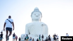 FILE - Wisatawan mengunjungi patung Big Buddha di Phuket, Thailand 3 Juli 2023. (REUTERS/Jorge SIlva)