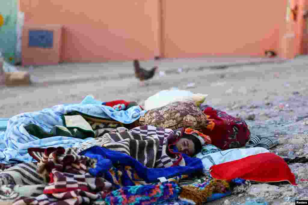 ယာယီအမိုးအကာ အကူအညီမရတဲ့သူတွေကတော့ ဒီအတိုင်းမြေကြီးပေါ်မှာပဲ မှေးစက်အနားယူကြရပါတယ်။ 