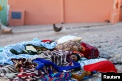 Orang-orang beristirahat beralaskan tikar seadanya di tanah pasca gempa mematikan di Moulay Brahim, Maroko, 10 September 2023. (Foto: REUTERS/Hannah McKay)