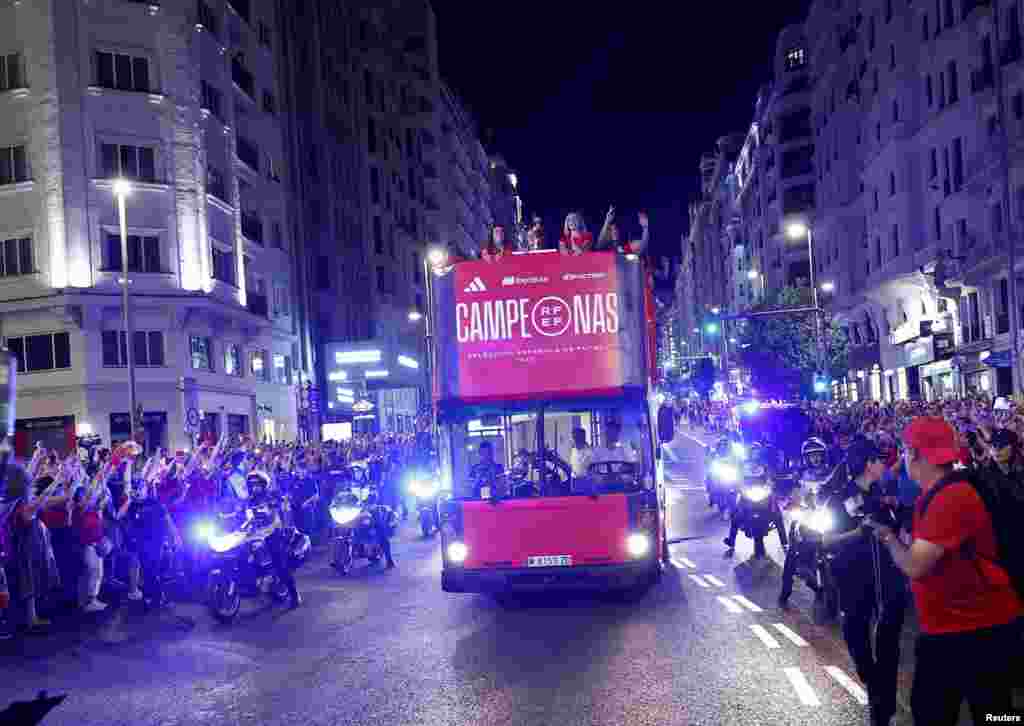 El equipo celebró en la parte superior de un autobús recorriendo las calles de Madrid mientras la gente se reunía para darles la bienvenida.