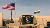 ARQUIVO - Bandeiras dos EUA e do Níger hasteadas no acampamento base para as forças aéreas e outro pessoal que apoia a construção da Base Aérea 201 do Níger em Agadez, Níger, 16 de abril de 2018. 