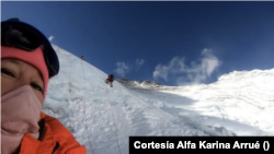 Alpinista Alfa Karina Arrué, la primera salvadoreña en escalar el monte Everest, comparte una instantánea de la primera vez que intentó subir la cumbre. Fotografía cortesía de Alfa Karina Arrué.
