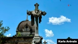 Los nichos que aún no se han vaciado en el cementerio general de Guatemala conservan sus estatuas y cruces intactas.