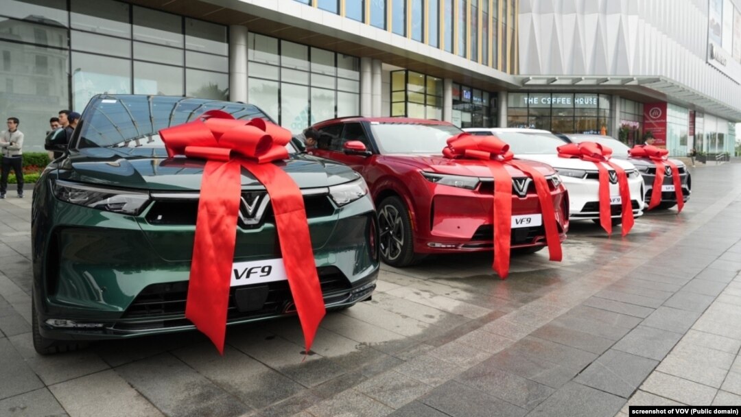 Một số xe VF 9 của VinFast chờ bàn giao cho khách.