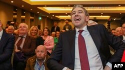 Politisi Irlandia, Simon Harris, tampak tertawa saat hadi dalam konvensi partai Fine Gael di Athlone, Irlandia, pada 24 Maret 2024. (Foto: AFP/Paul Faith)