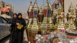Warga berbelanja lampu tradisional di pasar Sayeda Zeinab jelang Ramadan, di Kairo, Mesir, Selasa, 21 Maret 2023. (AP/Amr Nabil)