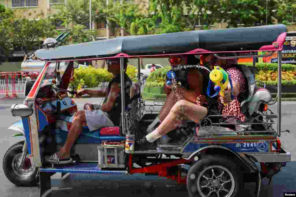 ထိုင်းနိုင်ငံရဲ့ ဆွန်ခရမ်ပွဲတော်ဟာ နိုင်ငံတကာမှာလည်း လူသိများပြီး နှစ်စဉ် ခရီးသွားဧည့်သည်တွေ လာရောက်ဆင်နွှဲကြပါတယ်။ ဘန်ကောက်၊ ဧပြီ ၁၄၊ ၂၀၂၄ (ရိုက်တာ/ Chalinee Thirasupa)