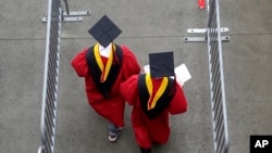 Novi diplomci ulaze na stadion Haj Point Solušns pre početka svečanosti dodele diploma na univerzitetu Ratgers u Nju Džersiju, 13. maj 2018.(Foto: AP/Seth Wenig)