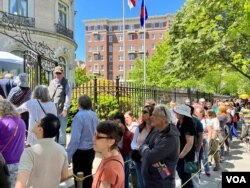 Para pengunjung antre untuk masuk ke gedung KBRI untuk menikmati acara Passport DC di Washington DC, Sabtu, 6 Mei 2023. (Foto: VOA)