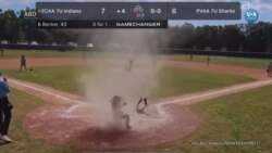 Beyzbol maçında küçük çocuk bir anda oluşan hortumdan kurtarıldı 