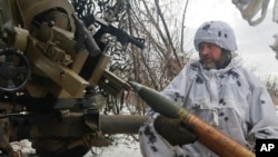 Ukrajinski vojnik priprema se ispaliti granatuna ruske položaje u blizini Bakhmuta, Donjecka regija, Ukrajina, 15. februar 2023.