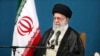 Pemimpin Tertinggi Iran Ayatollah Ali Khamenei menghadiri pertemuan dengan anggota pemerintahan Presiden Masoud Pazeshkian di Iran, 27 Agustus 2024. (Office of the Iranian Supreme Leader via AP)