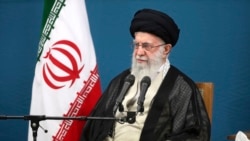 Pemimpin Tertinggi Iran Ayatollah Ali Khamenei menghadiri pertemuan dengan anggota pemerintahan Presiden Masoud Pazeshkian di Iran, 27 Agustus 2024. (Office of the Iranian Supreme Leader via AP)