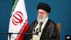 Pemimpin Tertinggi Iran Ayatollah Ali Khamenei menghadiri pertemuan dengan anggota pemerintahan Presiden Masoud Pazeshkian di Iran, 27 Agustus 2024. (Office of the Iranian Supreme Leader via AP)