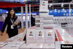 香港舉辦一帶一路峰會期間大廳裡擺放的中國領導人習近平著作《習近平談治國理政》中英文版本。（2023年9月14日）