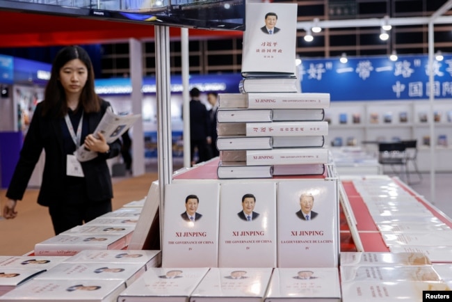 香港举办一带一路峰会期间大厅里摆放的中国领导人习近平著作《习近平谈治国理政》中英文版本。（2023年9月14日）
