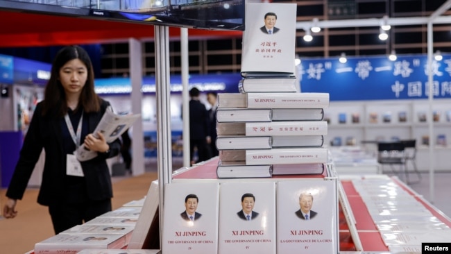 香港舉辦一帶一路峰會期間大廳里擺放的中國領導人習近平著作《習近平談治國理政》中英文版本。（2023年9月14日）