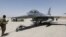 Американський солдат поруч із винищувачем f-16 в Іраку 2015 року. Фото: Reuters/Thaier Al-Sudani