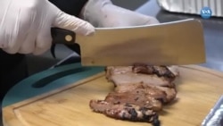 Müslüman Dernek Yaşlılara Din Farkı Gözetmeksizin Yemek Yardımı Yapıyor 