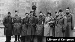 ARCHIVO - Misión Europea, 1946. Reuben Peiss al centro con una pipa. Harry Lydenberg, ex director de la Biblioteca Pública de Nueva York, segundo a la derecha. [Foto: Biblioteca del Congreso]