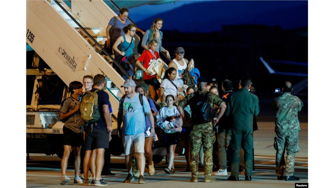 Italijanski državljani i drugi evropski i američki građani, koji su evakuisani iz Nigera nakon što je vojna hunta preuzela vlast, stižu na aerodrom nedaleko od Rima, Italija, 2. avgusta 2023.