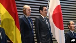 German Chancellor Olaf Scholz, right, and Japan's Prime Minister Fumio Kishida attend an honor guard welcoming ceremony at the prime minister's official residence in Tokyo on March 18, 2023. 