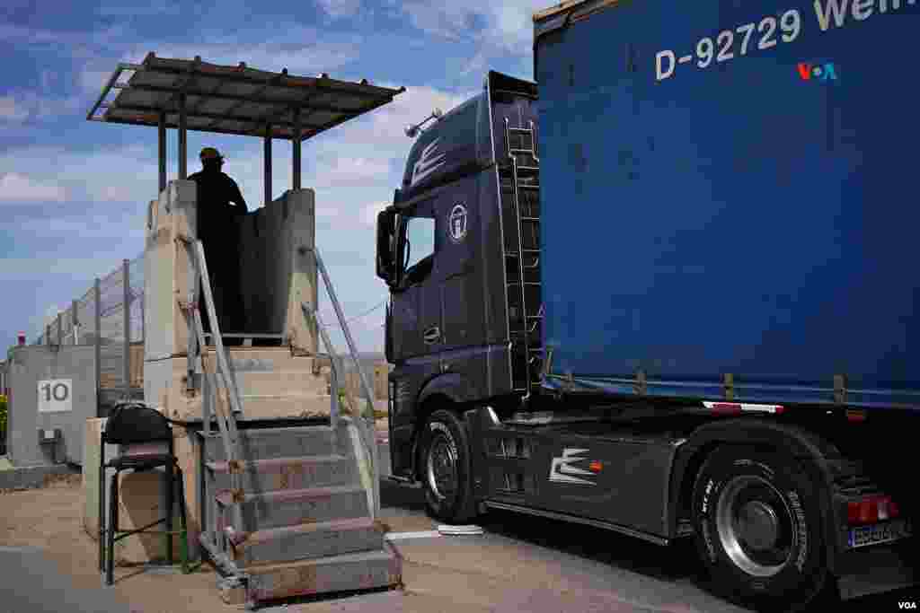 Un militar israelí hace guardia en la salida hacia la Franja de Gaza, en el cruce de Kerem Shalom,&nbsp;por donde transita parte de la ayuda humanitaria.