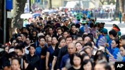 People line up to visit the national funeral house to pay respects to Vietnam's General Secretary of the Communist Party Nguyen Phu Trong in Hanoi, Vietnam, July 26, 2024. 