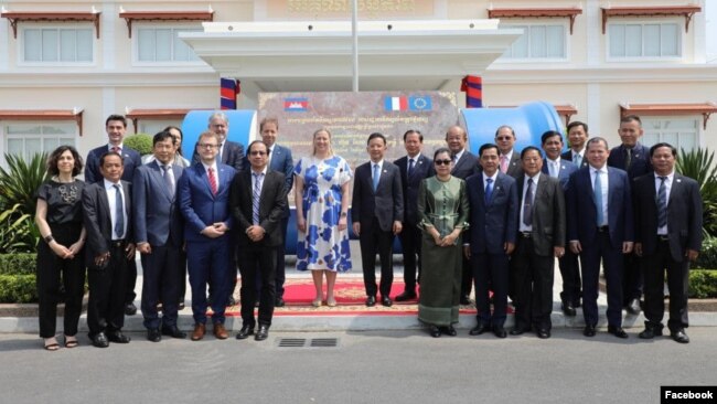 គណៈប្រតិភូរបស់សហភាពអឺរ៉ុប​ថតរូប​ជាមួយ​ជាមួយមន្ត្រី​រាជរដ្ឋាភិបាលកម្ពុជា ក្នុងអំឡុងទស្សនកិច្ចនៅរាជធានីភ្នំពេញ កាលពីថ្ងៃទី១២ ខែមីនា ឆ្នាំ២០២៤។ (Facebook/European Union in Cambodia)