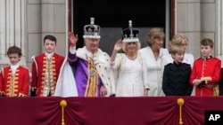 Британский король Карл III и королева Камилла на балконе Букингемского дворца после церемонии коронации в Лондоне. 6 мая 2023 года.