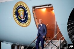 El presidente Joe Biden baja del Air Force One en el Aeropuerto Internacional de Belfast en Belfast, Irlanda del Norte, el martes 11 de abril de 2023.