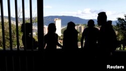 ARCHIVO - Un grupo de ex rebeldes guerrilleros hablan durante un descanso en un centro de rehabilitación para los desmovilizados en Medellín en esta foto tomada en marzo de 2015.