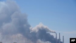 ইসরাইলের আশকেলনের বাইরে একটি বিদ্যুৎকেন্দ্রের কাছাকাছি এলাকা থেকে ধোঁয়া উঠতে দেখা যাচ্ছে । ৭ অক্টোবর, ২০২৩। 