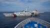 Kapal Garda Pantai China menghalangi penjaga pantai Filipina BRP Cabra saat kapal tersebut mencoba menuju Second Thomas Shoal di Laut China Selatan yang disengketakan pada 22 Agustus 2023. (Foto: AP)