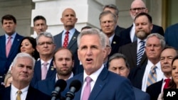 El presidente de la Cámara de Representantes, Kevin McCarthy, republicano por California, realiza un evento para conmemorar los 100 días de la mayoría republicana en la Cámara, en el Capitolio en Washington, el lunes 17 de abril de 2023.