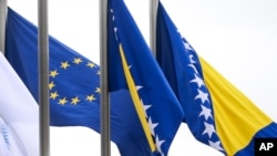 Знамето на Европската Унија се вее покрај знамето на Босна и Херцеговина пред зградата на Советот на министри во Сараево, Босна и Херцеговина, 12 март 2024 година