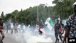 La police nigériane fait usage de gaz lacrymogène lors d’une manifestation antigouvernementale à Abuja, le 1er août 2024. (Photo de Kola Sulaimon / AFP)