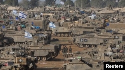 이스라엘-가자 국경 지역에 집결해 있는 이스라엘군 전차와 장갑차들 (자료사진)