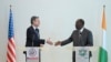 토니 블링컨(왼쪽) 미 국무장관과 알라산 와타라 코트디부아르 대통령이 23일 아비장에서 회동하고 있다.