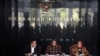 Ketua MK, Anwar Usman (tengah) memberikan keterangan pers usai sidang putusan MK terkait batas umur capres dalam pemilu, Senin (23/10) di Jakarta. (Foto: VOA/Indra Yoga)