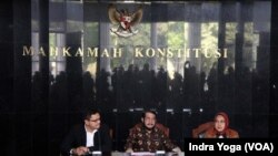 Ketua MK, Anwar Usman (tengah) memberikan keterangan pers usai sidang putusan MK terkait batas umur capres dalam pemilu, Senin (23/10) di Jakarta. (Foto: VOA/Indra Yoga)