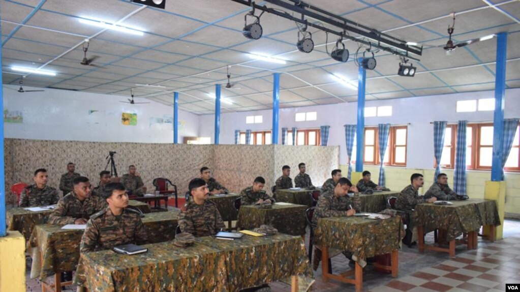 印度阿鲁纳恰尔邦达洪喜马拉雅文化研究中心，士兵们正在教室里上课 （美国之音 贾尚杰）(photo:VOA)