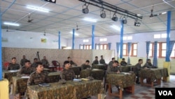 印度阿鲁纳恰尔邦达洪喜马拉雅文化研究中心，士兵们正在教室里上课 （美国之音 贾尚杰）