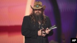 Chris Stapleton acepta el premio al artista del año en la 58.ª entrega anual de los Premios de la Academia de Música Country el jueves 11 de mayo de 2023 en el Ford Center de Frisco, Texas. (Foto AP/Chris Pizzello)