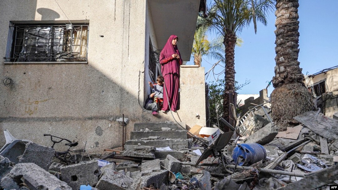 Một phụ nữ Palestine xem ngôi nhà của gia đình cô bị phá hủy ở Nuseirat sau vụ ném bom của Israel qua đêm ngày 23/5. Israel nói họ tìm thấy thi thể của 3 con tin bị bắt giữ trong vụ đột kích này.